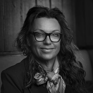 Frisørmester med 30 års erfaring: «Bruk aldri strikk i vått hår – det er som å sage av håret»